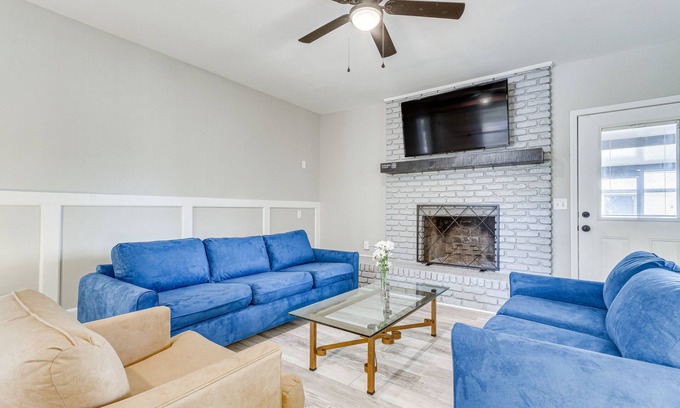 South Pensacola House | Pensacola Home w/Screened Porch: 10 Mi to Beach!