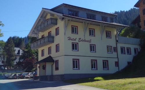 Gargellen House | Pension Edelweiss - Bergdorf Gargellen 1423m - Park, Sleep & Hike