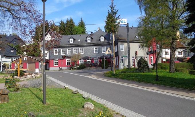 Stutzerbach House | Pension & Gasthof "Am Park" UG