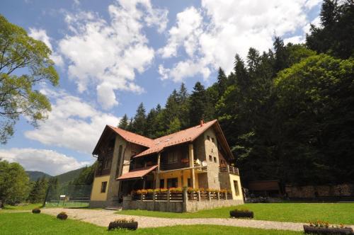 Lunca Bradului House | Pensiunea Denisa