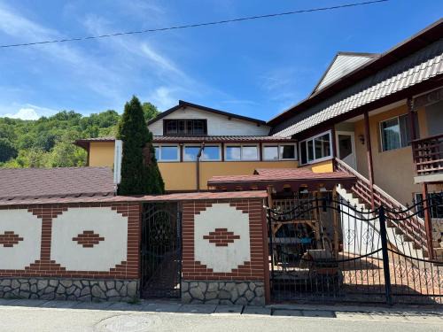 Gura Suhasului House | Pensiunea Leo si Georgiana