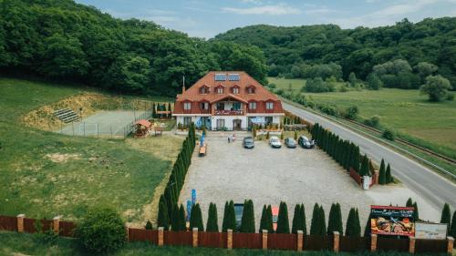 Feliceni Bed & Breakfast | Pensiunea si Restaurant Erdo
