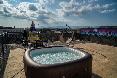 Tirgu Jiu Apartment | PentGarden penthouse jacuzzi