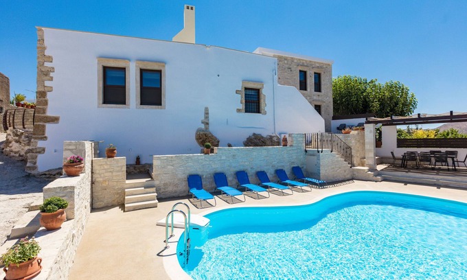 Monopari Villa | Penthe Manor House, Rustic Secret Retreat - Close to South and North beaches