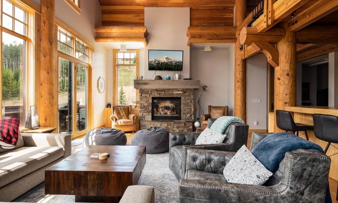 Saddle Ridge Cabin | Penthouse 1 (3-Bedroom) with Mountain view by Moonlight Basin Lodging