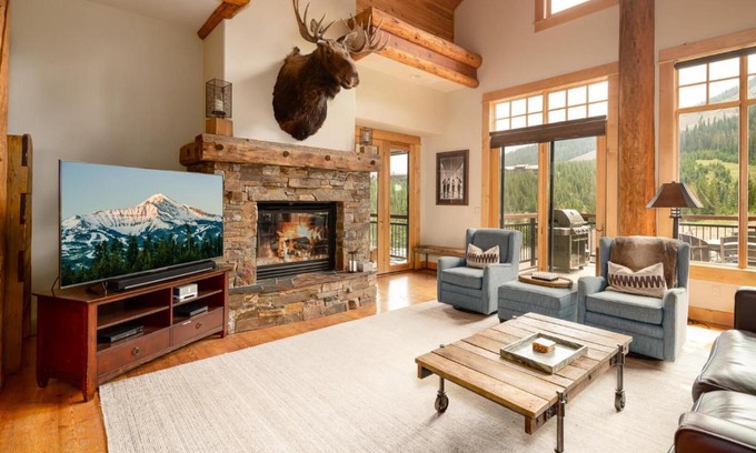 Saddle Ridge Cabin | Penthouse 3 by Moonlight Basin Lodging