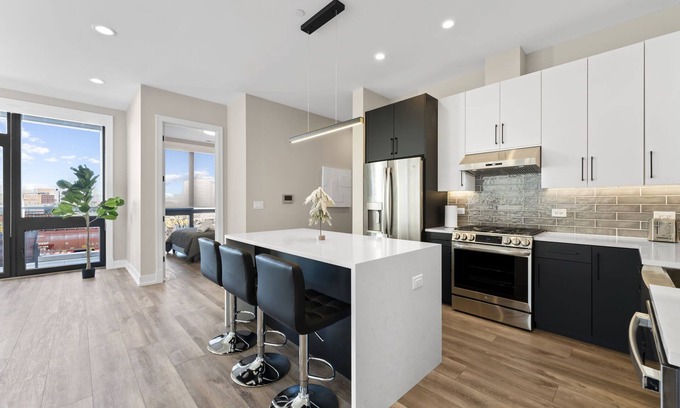 Lower West Side Apartment | Penthouse 3bd/2ba New Chicago Condo w/Balcony