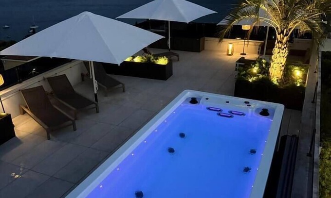 Denovici Apartment | Penthouse apartment with sea view and pool area