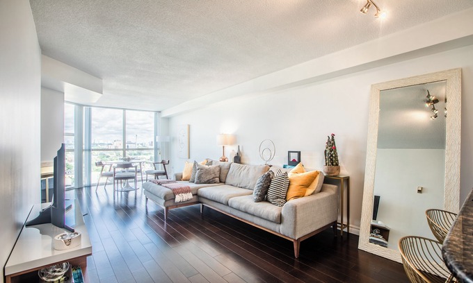 Niagara Condo | Penthouse in heart of King West | Free Parking!