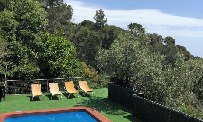 Montbau Villa | Penthouse Loft in charming villa in Barcelona with pool, AC, WiFi