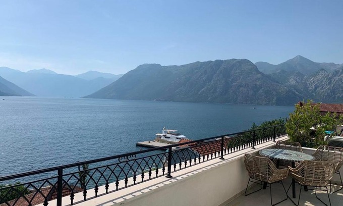 Dobrota Apartment | Penthouse on the Bay - 20m from the Beach