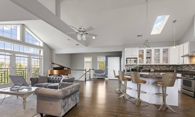Bronzeville Condo | Penthouse Spa Condo @ Bronzeville
