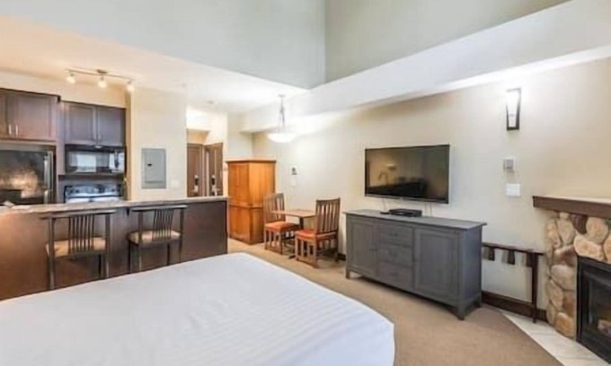 East Kootenay Apartment | Penthouse Studio/New Queen Bed/Balcony