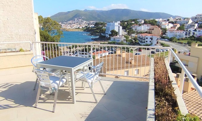 Llanca Apartment | Penthouse with Terrace, 100m from the Beach in Peaceful Grifeu, Llançà