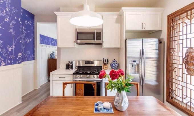 Longfellow Apartment | PEONY · Artful Designer Home w Art, Tub San Francisco Bay