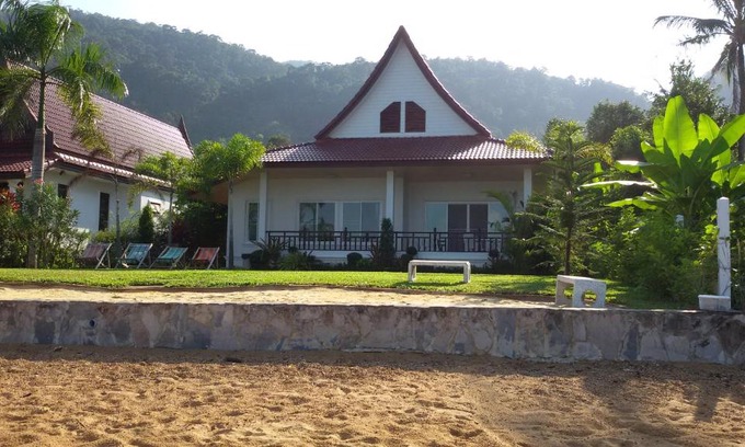 Ko Chang House | Peony Villa, 3 Bedroom Beachfront Pool Villa
