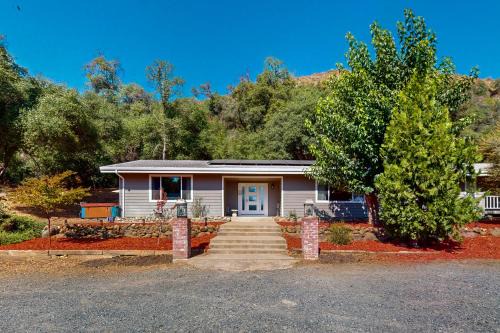 Jamestown House | Peppermint Falls Hideaway