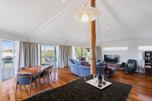Peppermint Grove Beach House | Peppy Harmony House - Coastal Calm on Geographe Bay