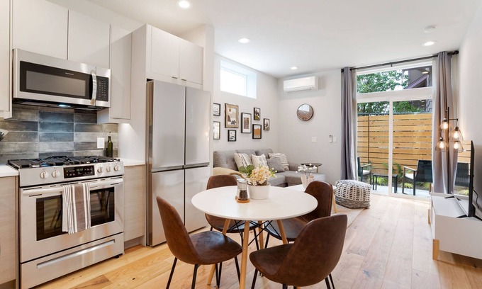 Wallingford House | Perch - Wallingford Place: Modern & Cozy Townhome w/Parking & A/C