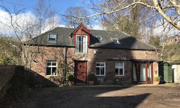 Murthly Cottage | Perfectly located cosy converted coach house
