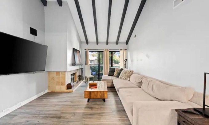 Arden-Arcade Condo | Perfect 2 bedroom 2 bath condo with a pool and gym