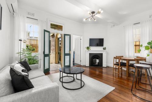 Millers Point Apartment | Perfect 2BR Harbour View Apartment