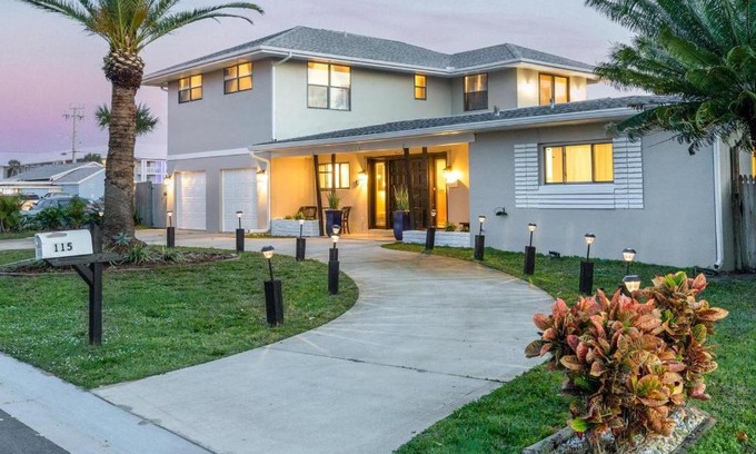 Satellite Beach House | PERFECT BEACH GETAWAY for 6-10