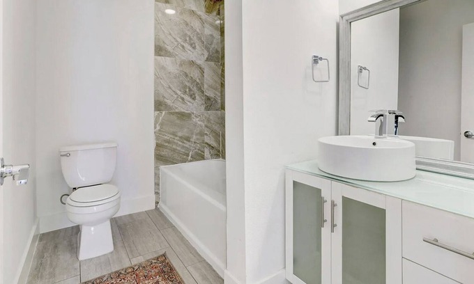 Pemberton Heights House | Perfect Central Austin Location - Mid-Century Modern Comfort
