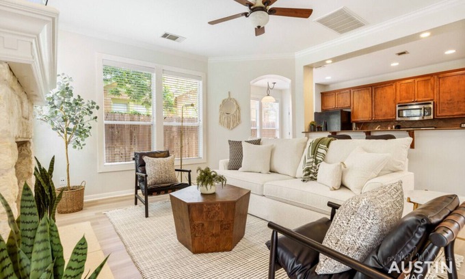 Westfield House | Perfect Central Location + Free Prkg and Cozy Beds