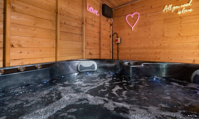 Peacehaven House | Perfect Couple Retreat To Unwind&relax With Hottub