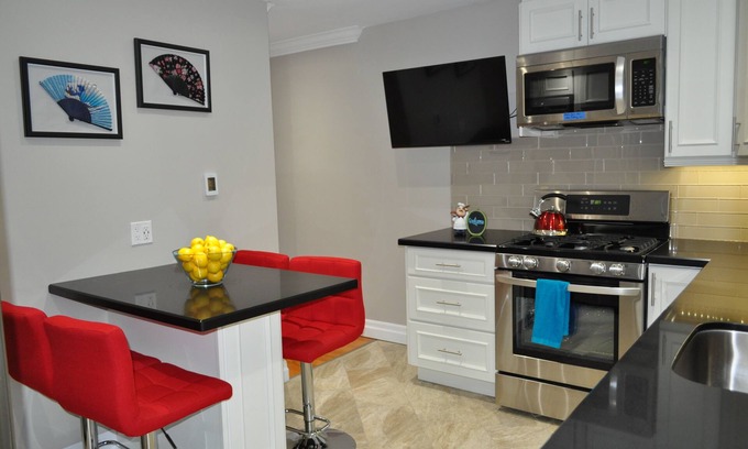 Alexandra Park Apartment | Perfect Downtown Toronto, Heart Of Queen West - 20 Minute Walk To CN Tower