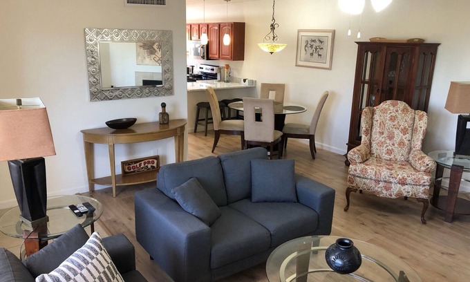 Tucson Condo | Perfect end unit condo with mountain views and upper level balcony/patio