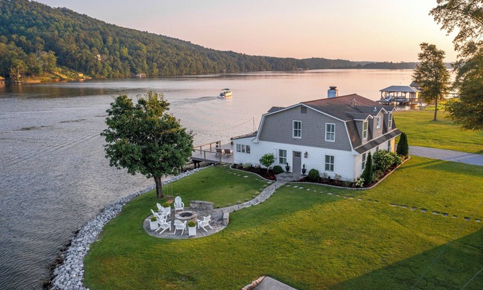 Rainbow City House | Perfect fall getaway! Firepit, sunset views, fishing & more!