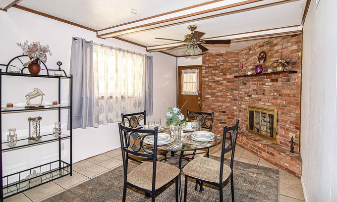 River Oaks House | Perfect Family Getaway-Mins to Will Rogers Coliseum & Stockyards - Quiet Neighborhood - Free Parking