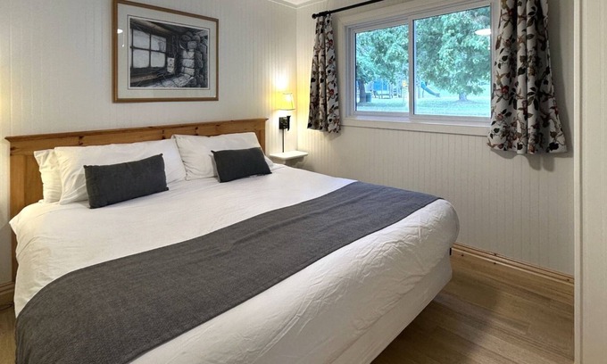 Otonabee-South Monaghan Cottage | Perfect Family Getaway: Lakeside Cottages with Pool Access & Outdoor Adventures