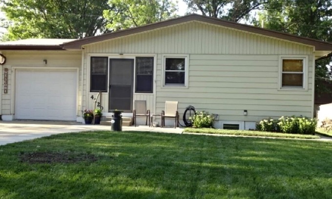 Omaha House | Perfect Family Vacation Home Or Cozy Getaway Located in South Omaha