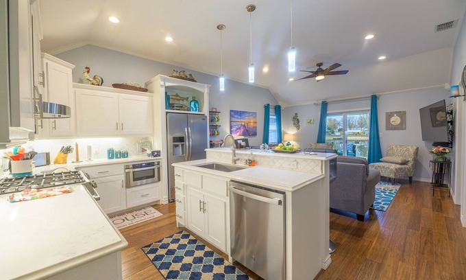Graford Cottage | Perfect fisherman’s getaway. Picturesque cottage on deep water cove.