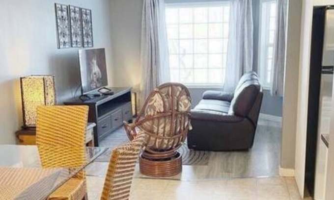 Jasper Place House | Perfect for a BIG CREW - 5br 2.5 bathroom Crew House in West Edmonton