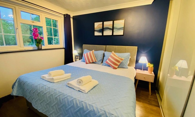 Woking House | Perfect For Contractors & Home From Home Inbetween