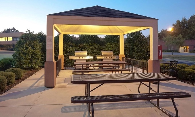 Libertyville House | Perfect for Groups! 4 Cozy Hotel Suites with Kitchens! Pet-Friendly and Private Parking!