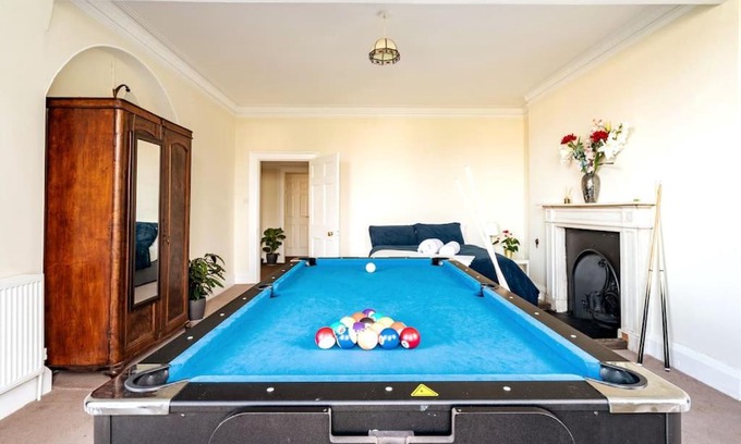 Reading House | Perfect for Large Family & Friends, Free Parking, Games