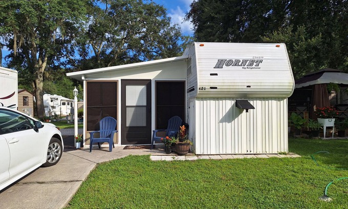 Seffner Community Alliance House | Perfect for nurses! Cozy Rv with Florida Room near Tampa, 45 mins from Disney!