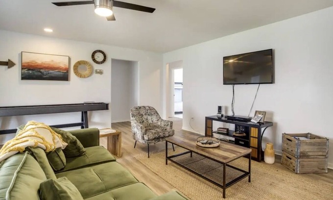 Rosenberg House | Perfect for Nurses or Vacation. 1.3 miles from the new Fort Bend Epicenter!!