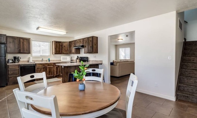 Layton House | Perfect for vacation! Sleeps 10, Large yard