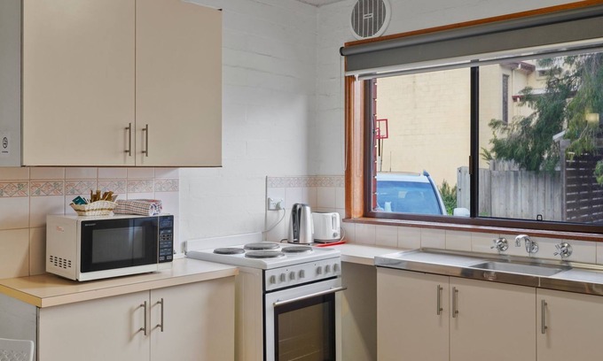Port Fairy House | Perfect for your beach holiday, you are only a stone's throw to the Port Fairy East Beach