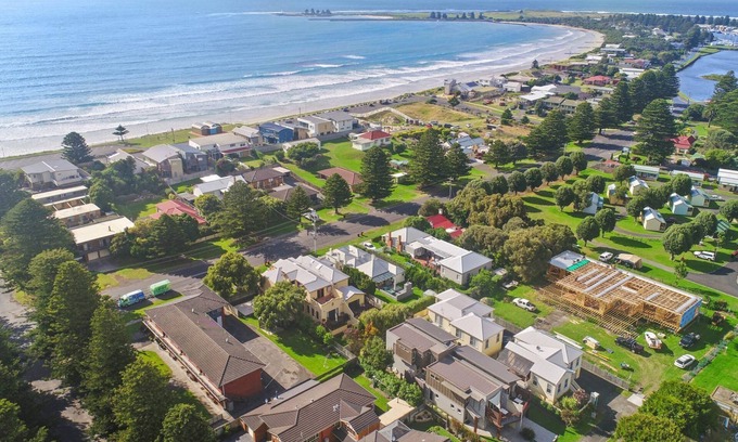Port Fairy House | Perfect for your beach holiday, you are only a stone's throw to the Port Fairy East Beach