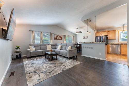 Ballwin House | Perfect Getaway 3BR 3BA Home Close to Parks and Shopping