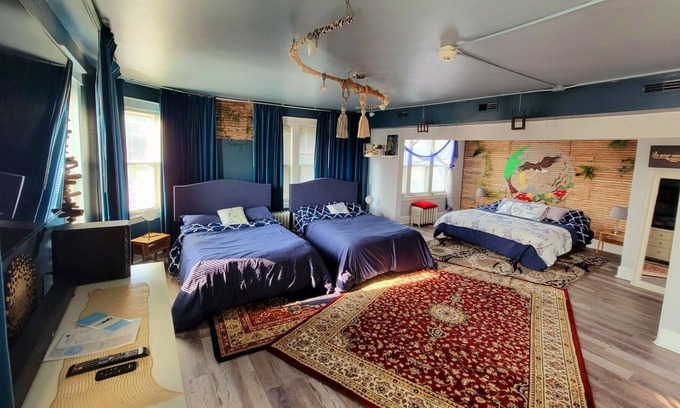 Lyons Apartment | Perfect Getaway for 4, Cozy Space with a Queen Size Bed