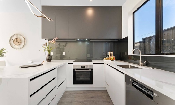 Kelston House | Perfect Home away from home - clean and easy access within and outside Auckland