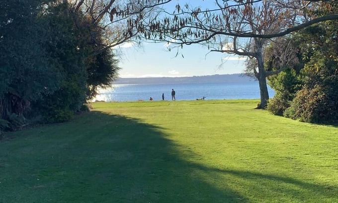 Holdens Bay House | Perfect kiwi bach on Rotorua lake edge